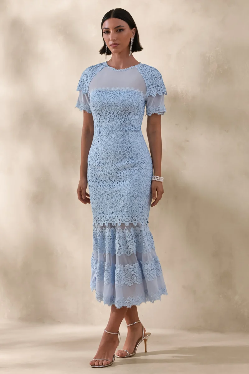 Leanne | Vestido Midi Azul Empolvado Con Detalles De Encaje Y Bajo Sirena - Imagen 2