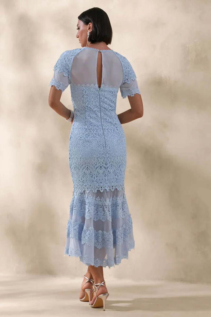 Leanne | Vestido Midi Azul Empolvado Con Detalles De Encaje Y Bajo Sirena - Imagen 3