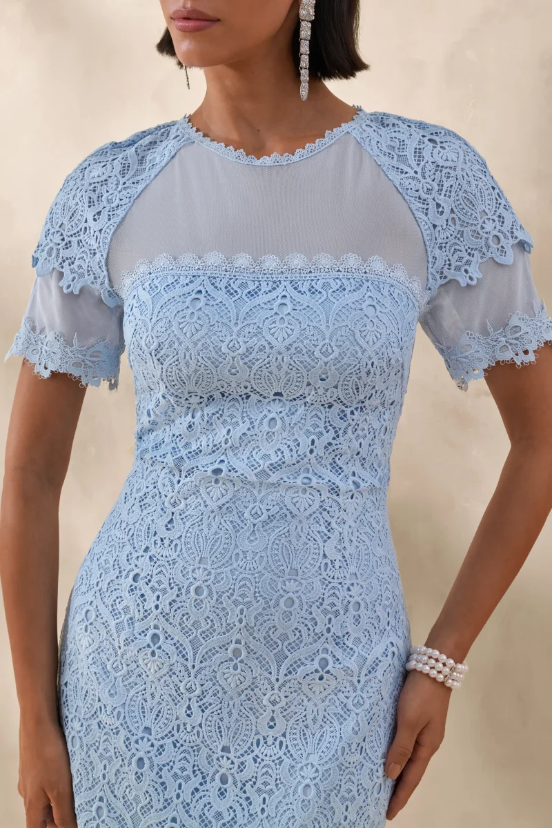 Leanne | Vestido Midi Azul Empolvado Con Detalles De Encaje Y Bajo Sirena - Imagen 4