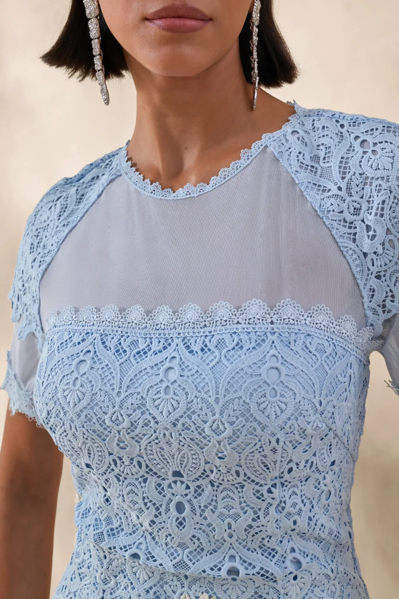 Leanne | Vestido Midi Azul Empolvado Con Detalles De Encaje Y Bajo Sirena - Imagen 6