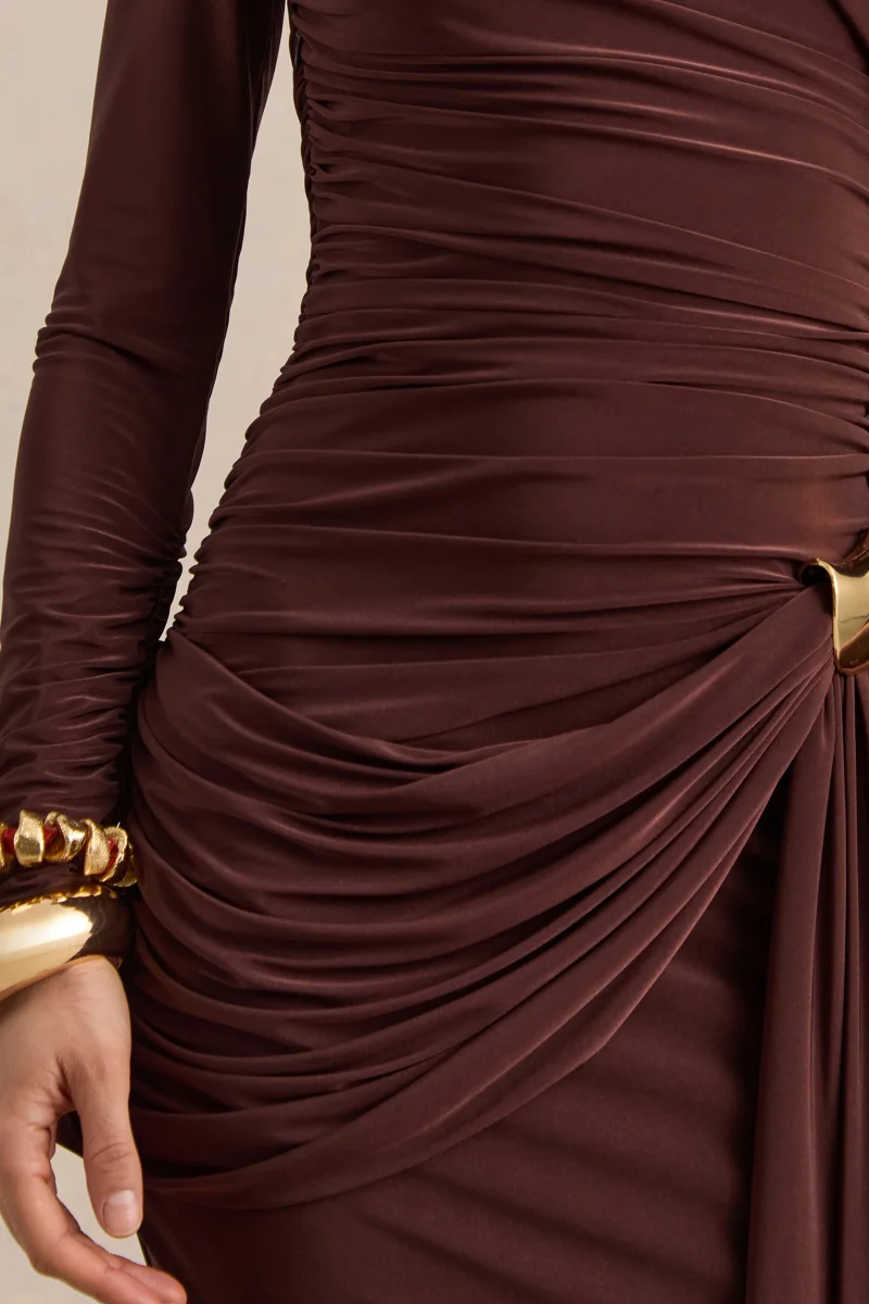 Orintha | Vestido Largo Marrón Cuello Alto con Capa y Detalle Dorado - Imagen 7