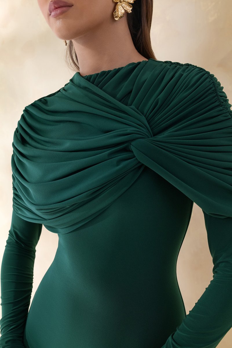 Evessa | Vestido largo de cuello alto en verde oscuro con detalles fruncidos - Imagen 8