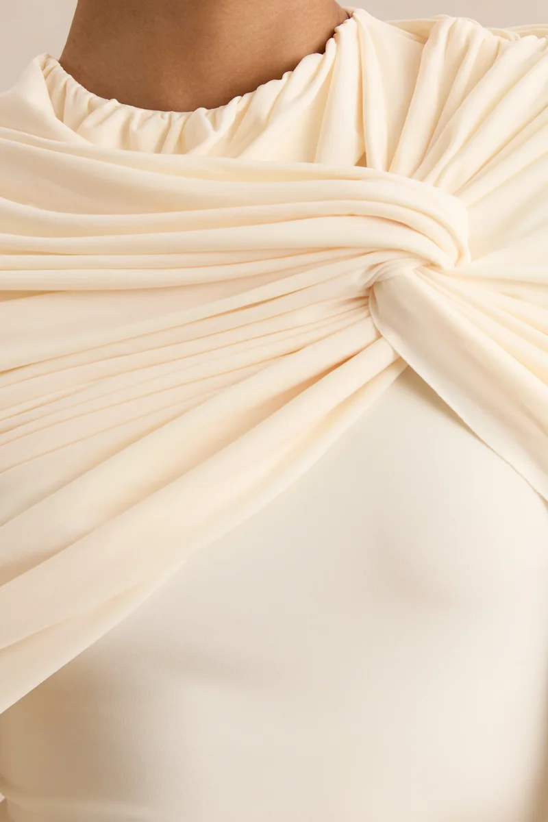 Evessa | Vestido largo de cuello alto en color crema con detalles fruncidos - Imagen 8