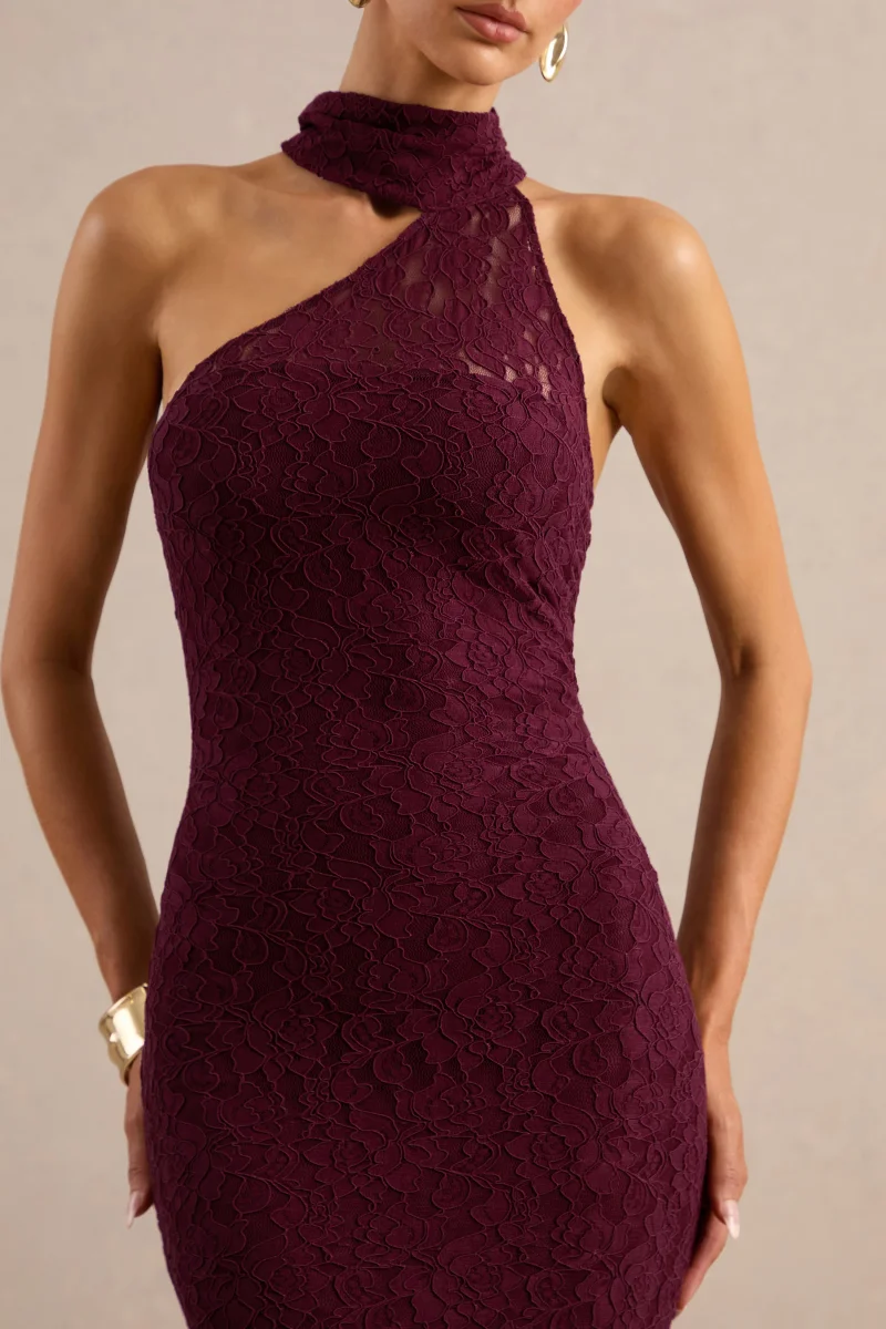 Almaria | Vestido largo de encaje color burdeos con escote asimétrico y detalle de pañuelo - Imagen 5