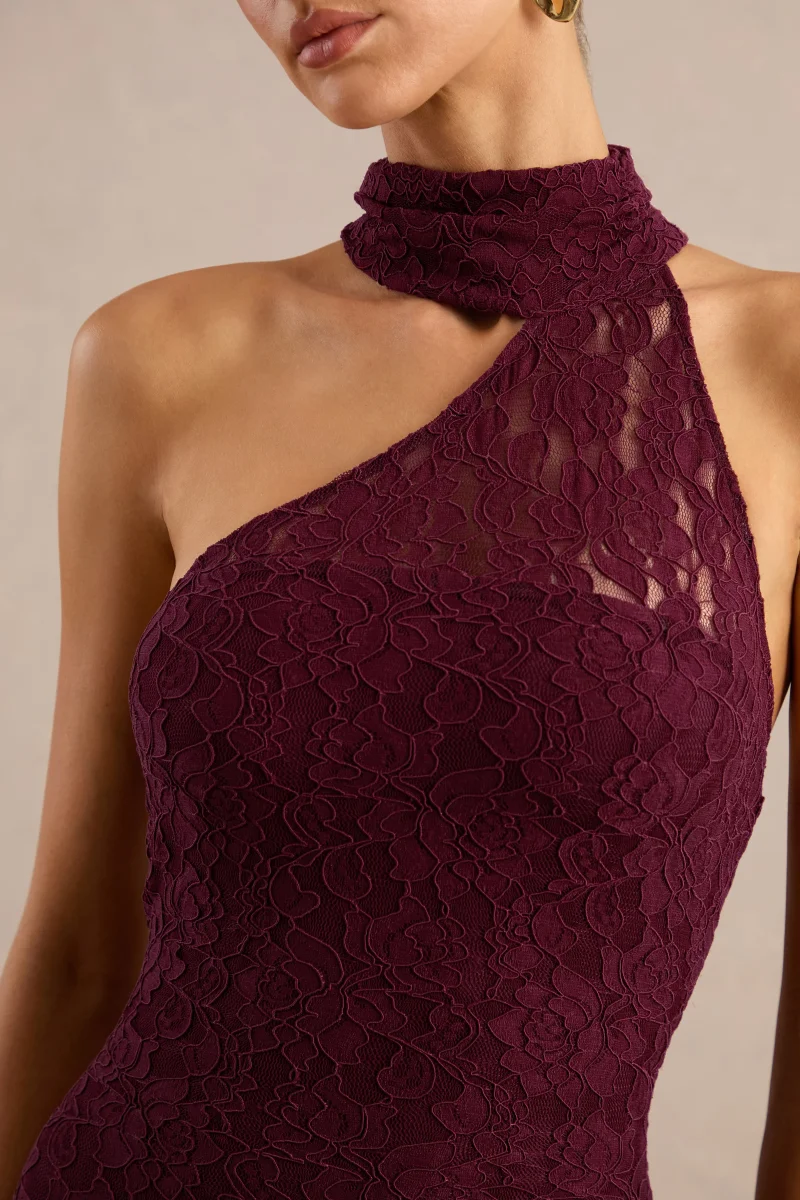 Almaria | Vestido largo de encaje color burdeos con escote asimétrico y detalle de pañuelo - Imagen 7