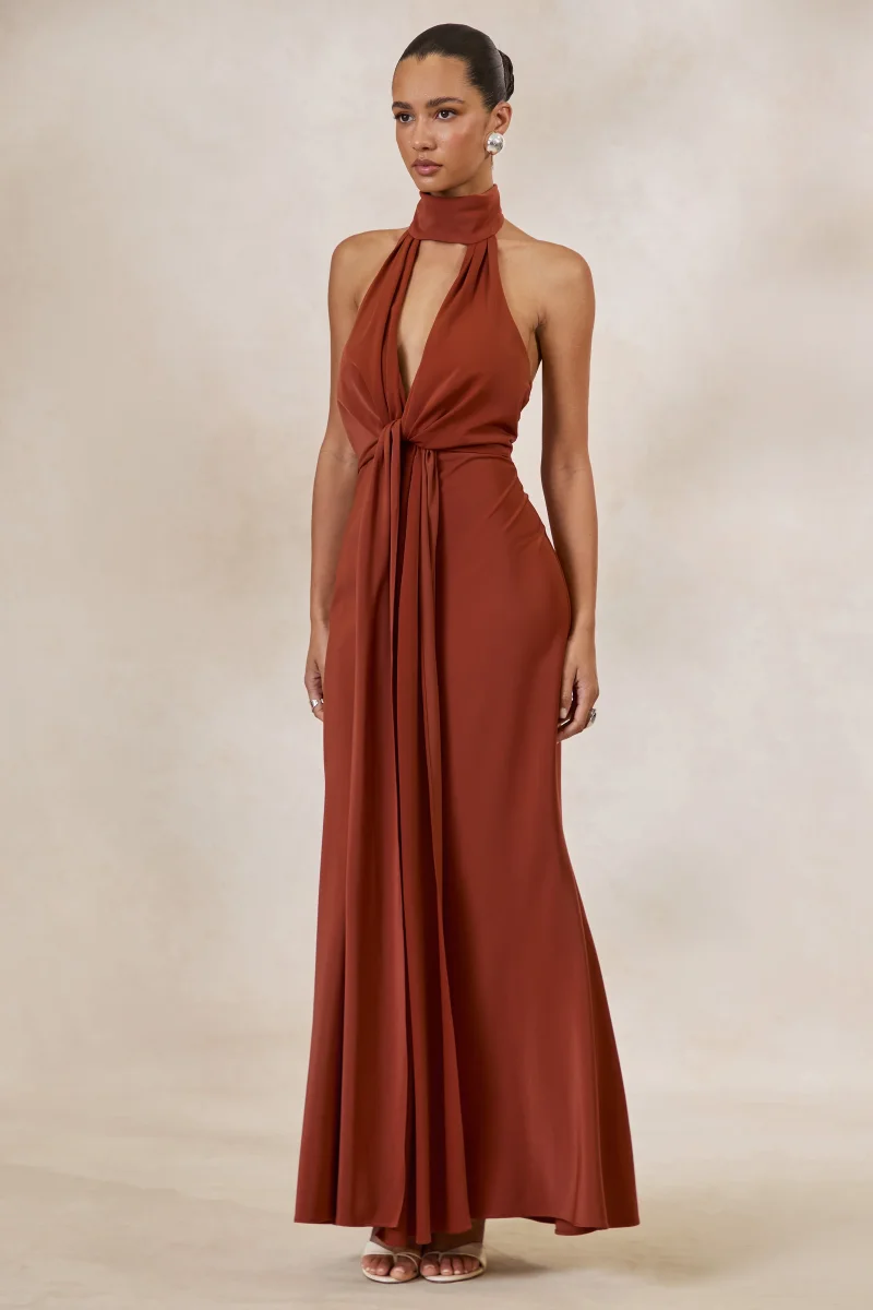 Canella | Vestido Largo De Satén Cobrizo Con Escote Halter Y Detalle De Cinta - Imagen 5