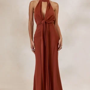 Canella | Vestido Largo De Satén Cobrizo Con Escote Halter Y Detalle De Cinta