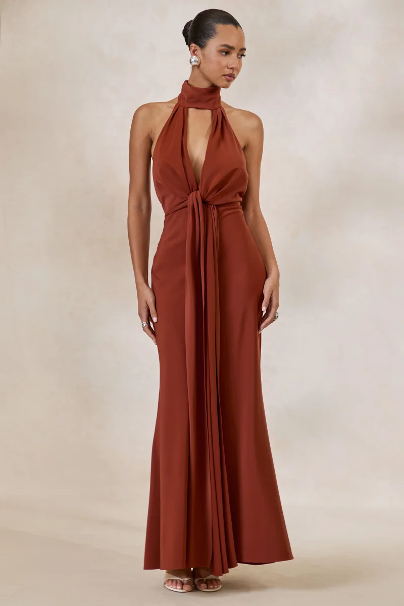 Canella | Vestido Largo De Satén Cobrizo Con Escote Halter Y Detalle De Cinta