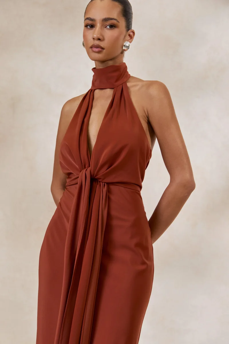 Canella | Vestido Largo De Satén Cobrizo Con Escote Halter Y Detalle De Cinta - Imagen 4