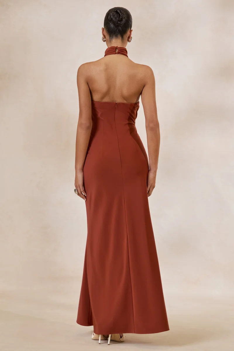 Canella | Vestido Largo De Satén Cobrizo Con Escote Halter Y Detalle De Cinta - Imagen 3