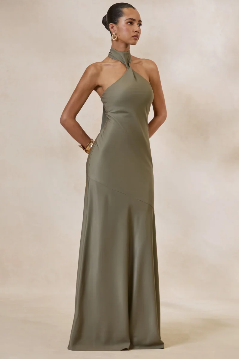 Bellora | Vestido Largo Caqui De Satén Con Escote Halter Y Detalle De Bufanda - Imagen 4