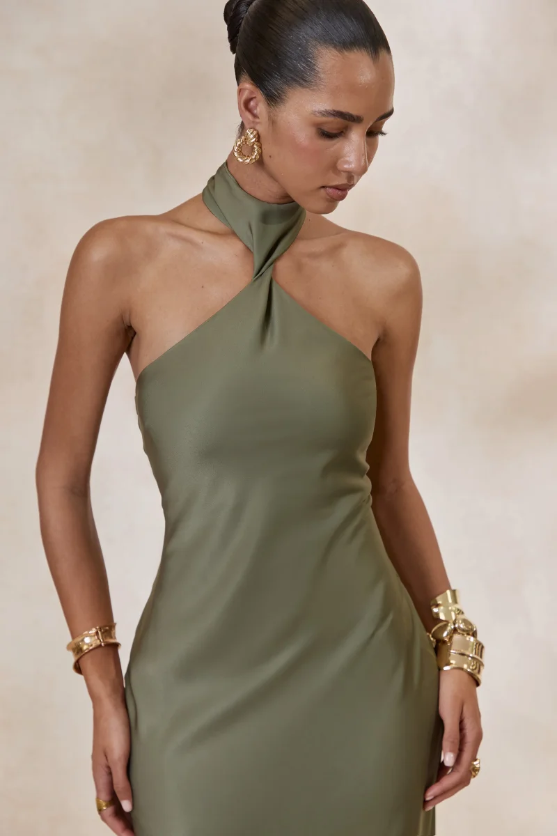 Bellora | Vestido Largo Caqui De Satén Con Escote Halter Y Detalle De Bufanda - Imagen 5