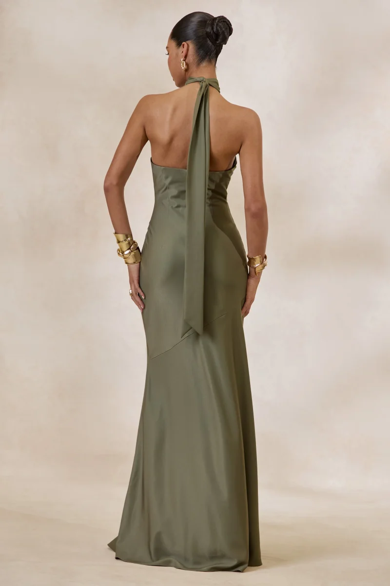 Bellora | Vestido Largo Caqui De Satén Con Escote Halter Y Detalle De Bufanda - Imagen 3