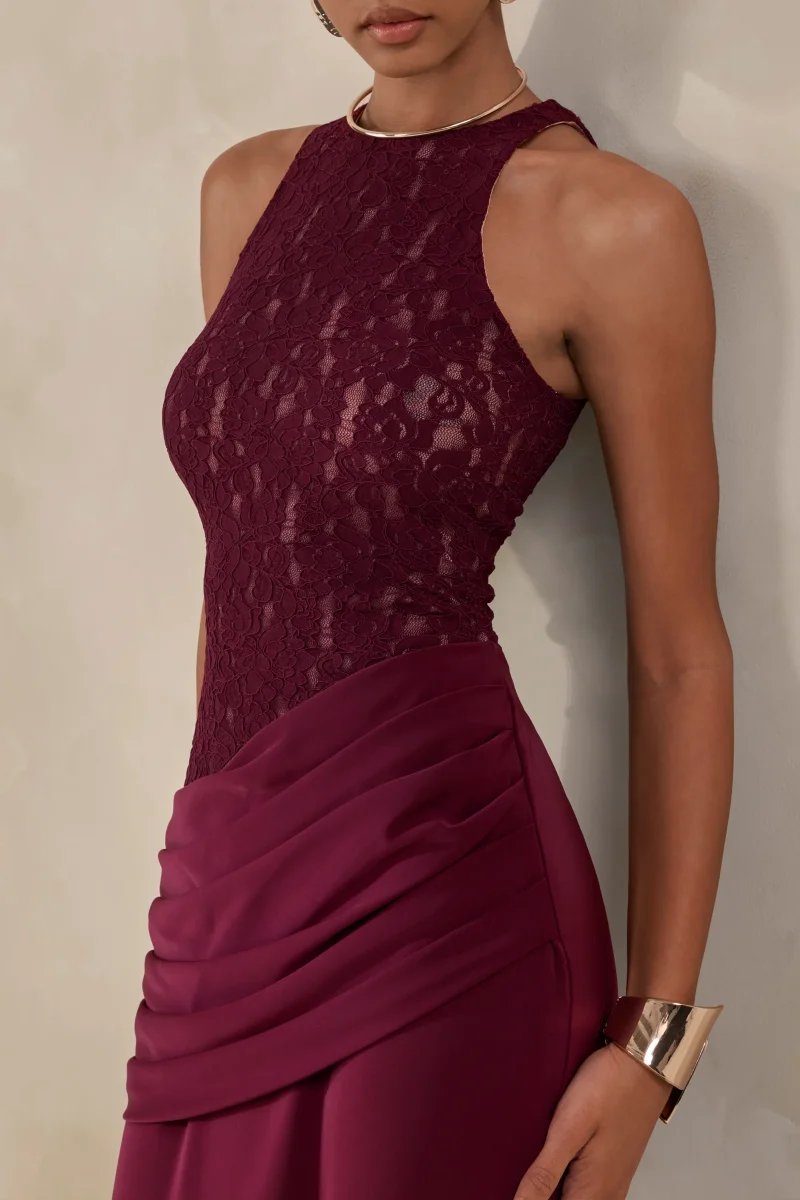 Anthelia | Vestido Largo Burdeos De Encaje Y Satén Con Cuello Racer Y Detalle Drapeado - Imagen 4