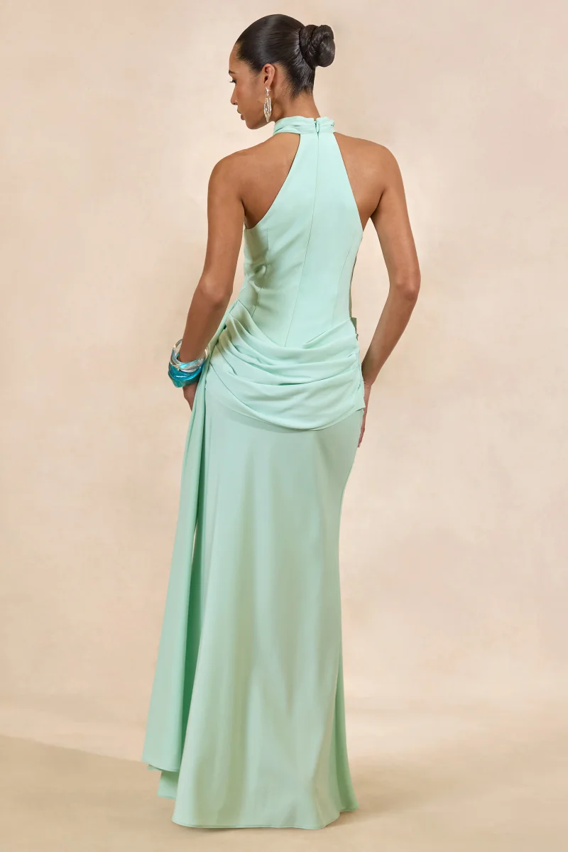 Aevina | Vestido Largo Menta De Satén Con Cuello Asimétrico Y Detalle De Pañuelo - Imagen 3