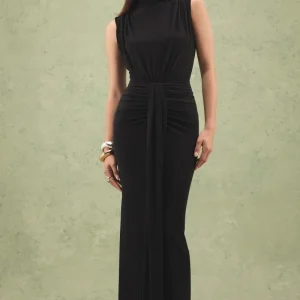 Isona | Vestido Largo Negro Con Cuello Alto, Detalle Fruncido Y Fajín