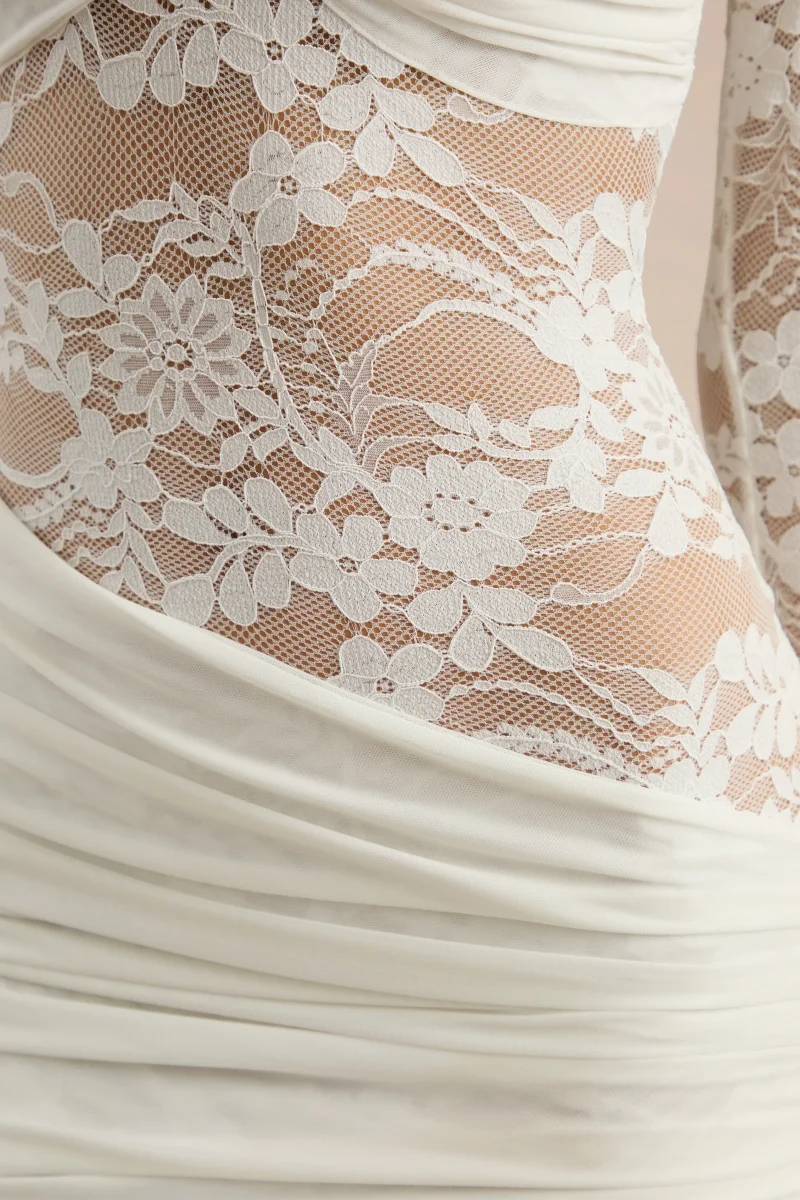 Milavia | Vestido Corto Blanco de Encaje con Cuello Alto con Detalle Cruzado y Fajín - Imagen 7