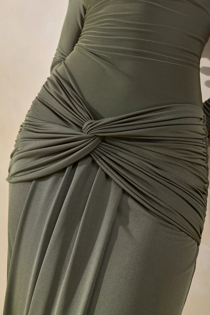 Theria | Falda Larga Caqui De Jersey Brillante Con Fruncido Y Detalle De Nudo - Imagen 7