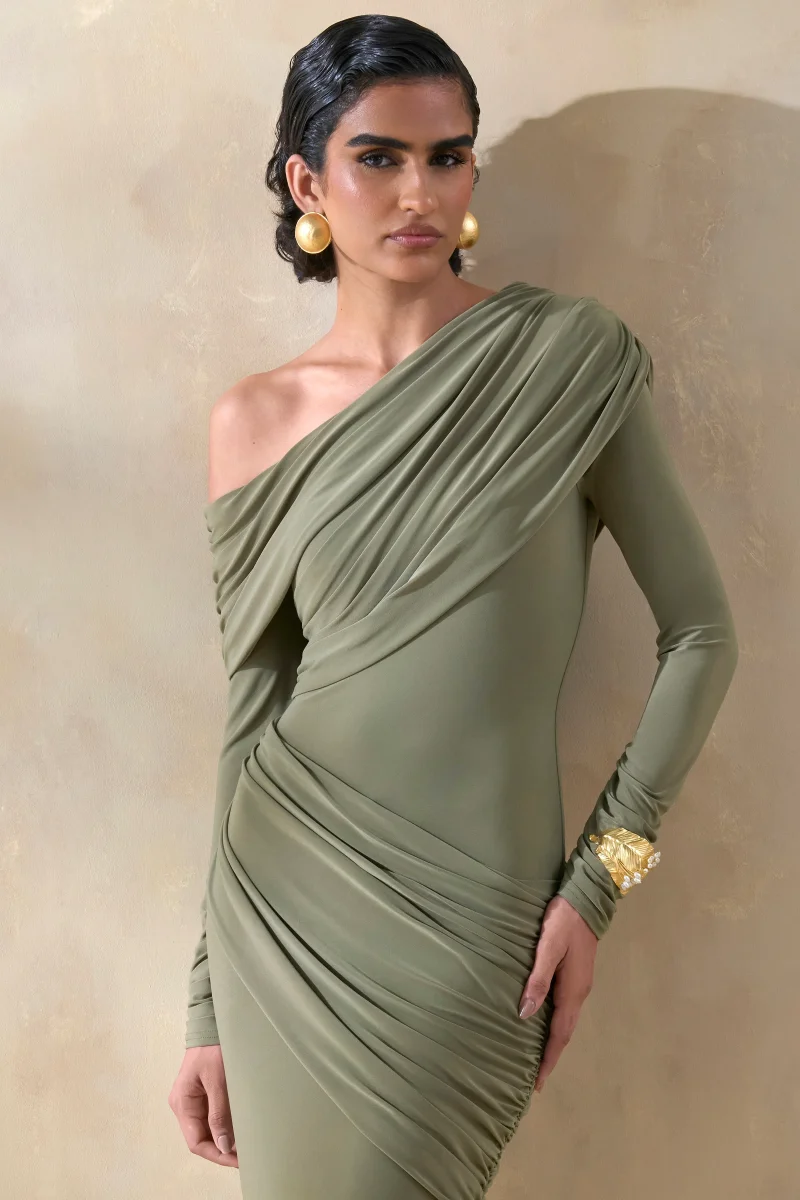 Rosirene | Vestido largo de escote asimétrico en verde oliva con detalles drapeados - Imagen 4