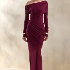 Rosirene | Vestido largo de escote asimétrico en color burdeos con detalles drapeados