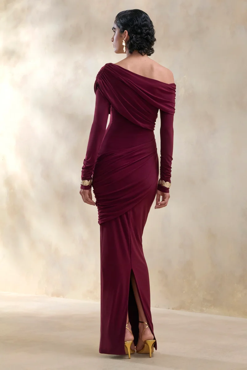 Rosirene | Vestido largo de escote asimétrico en color burdeos con detalles drapeados - Imagen 3