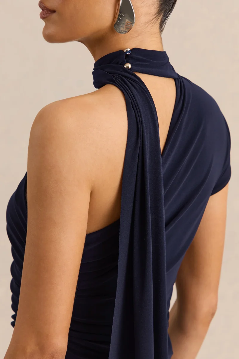 Lythara | Vestido Midi Azul Marino De Jersey Premium Con Escote Asimétrico Y Detalle Pañuelo - Imagen 9