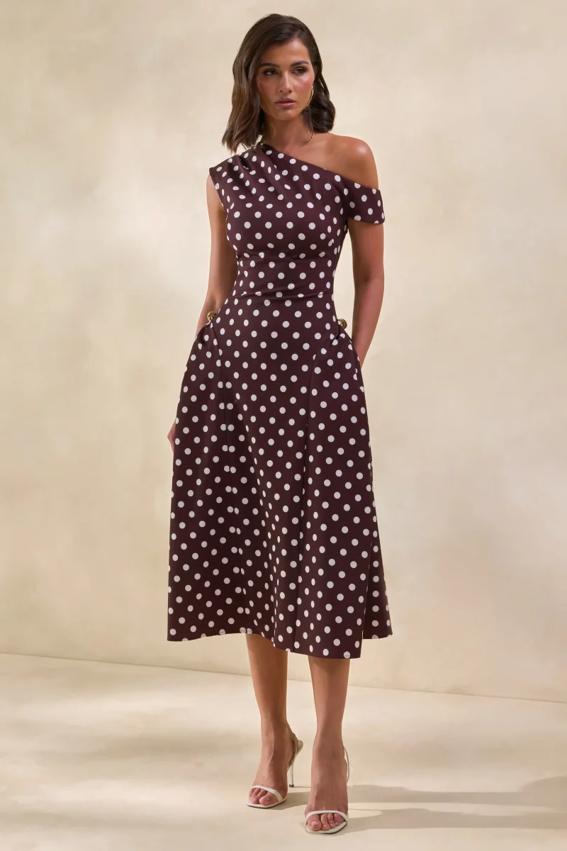 Celosia | Vestido Midi Marrón De Lunares Con Escote Asimétrico Y Detalle Dorado - Imagen 3