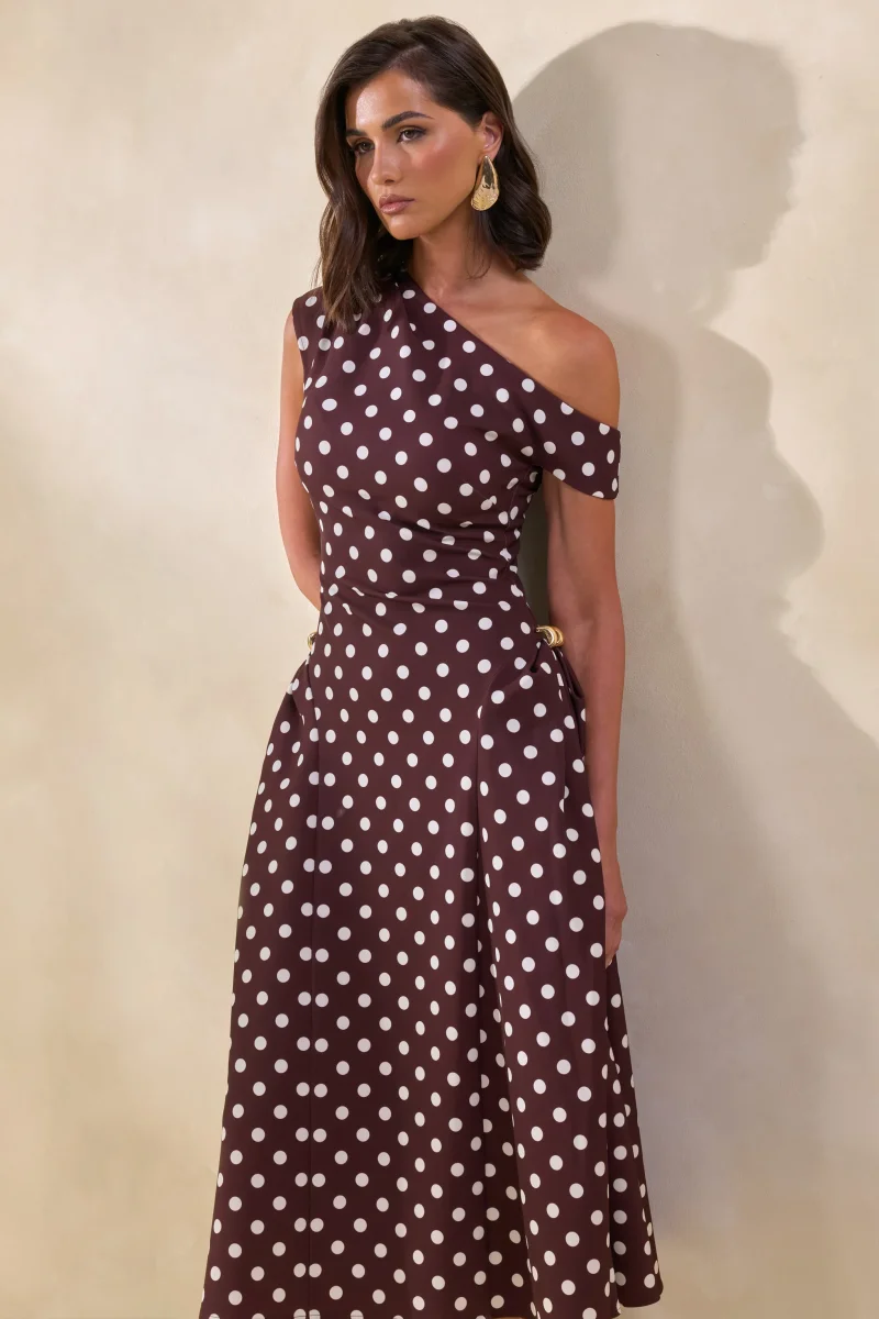 Celosia | Vestido Midi Marrón De Lunares Con Escote Asimétrico Y Detalle Dorado - Imagen 5