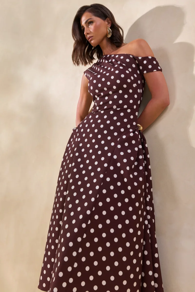 Celosia | Vestido Midi Marrón De Lunares Con Escote Asimétrico Y Detalle Dorado - Imagen 8