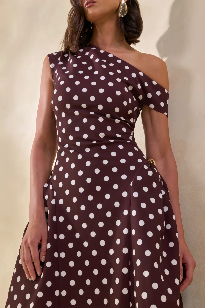 Celosia | Vestido Midi Marrón De Lunares Con Escote Asimétrico Y Detalle Dorado - Imagen 6