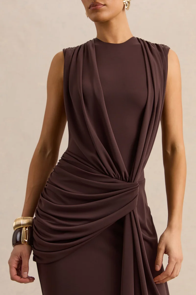 Blythia | Vestido Largo Marrón de Cuello Redondo con Detalle Drapeado - Imagen 8