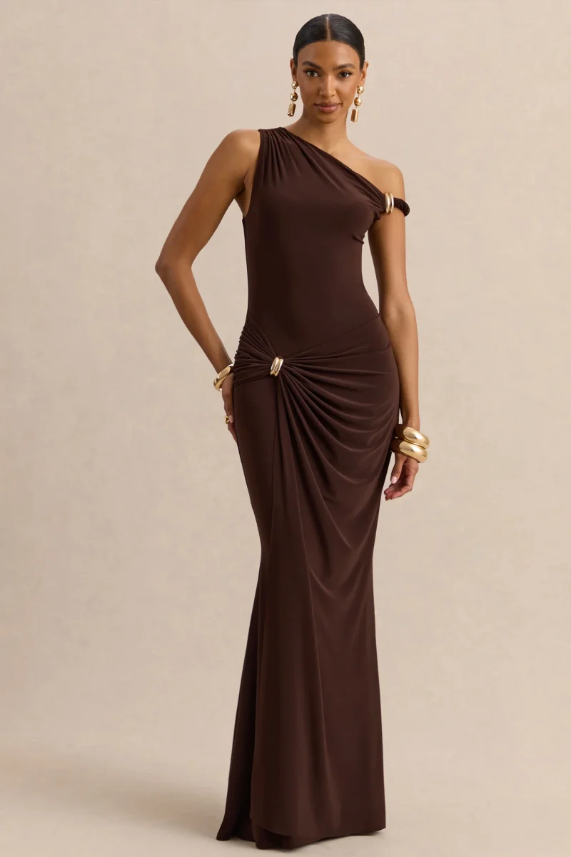 Caelia | Vestido Largo Marrón De Jersey Elástico Premium Con Escote Asimétrico Y Detalle Dorado - Imagen 2