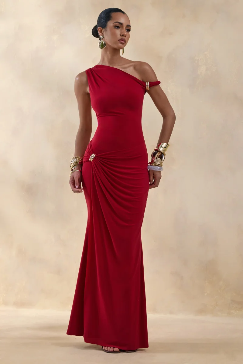 Caelia | Vestido Largo Rojo De Jersey Elástico Premium Con Escote Asimétrico Y Detalle Dorado - Imagen 5