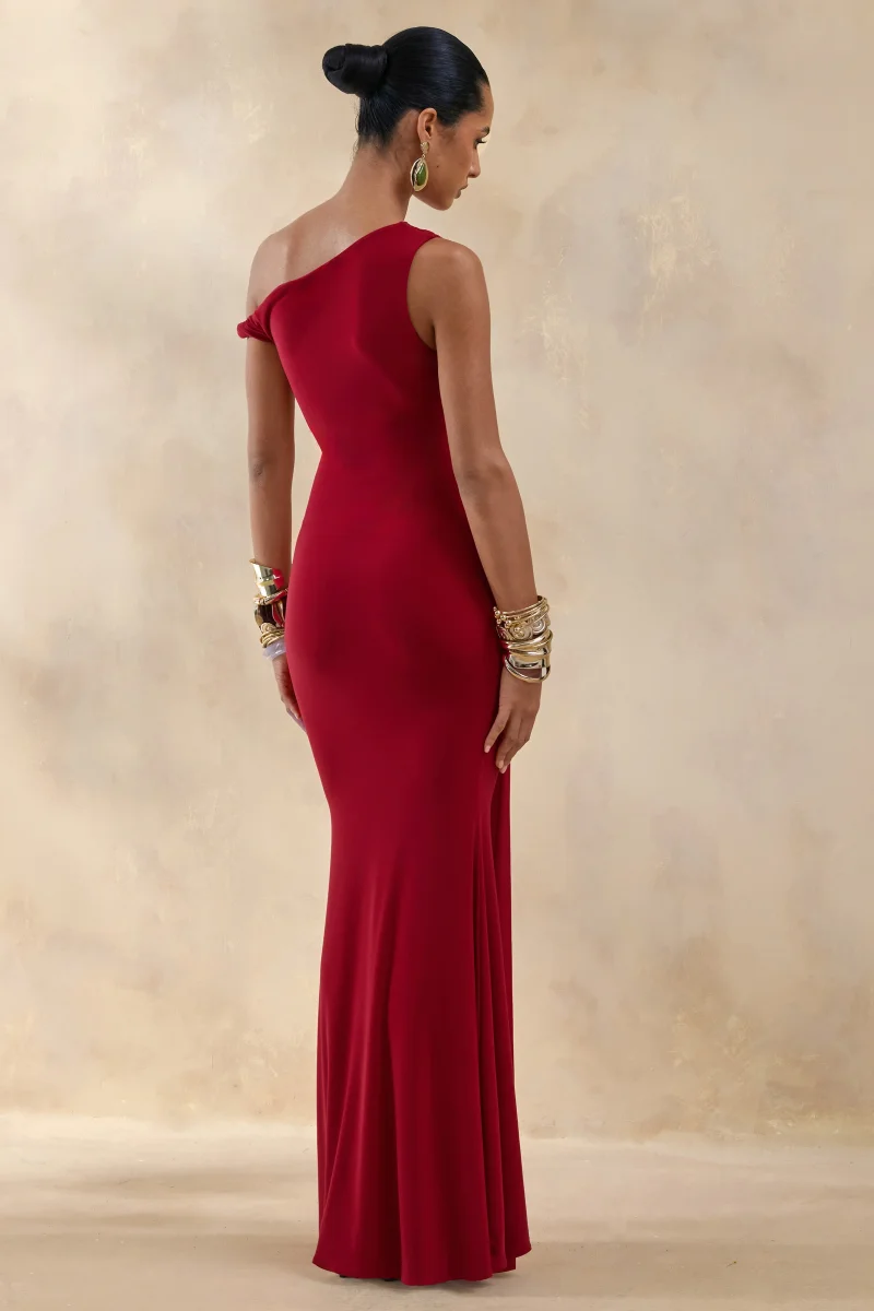 Caelia | Vestido Largo Rojo De Jersey Elástico Premium Con Escote Asimétrico Y Detalle Dorado - Imagen 3