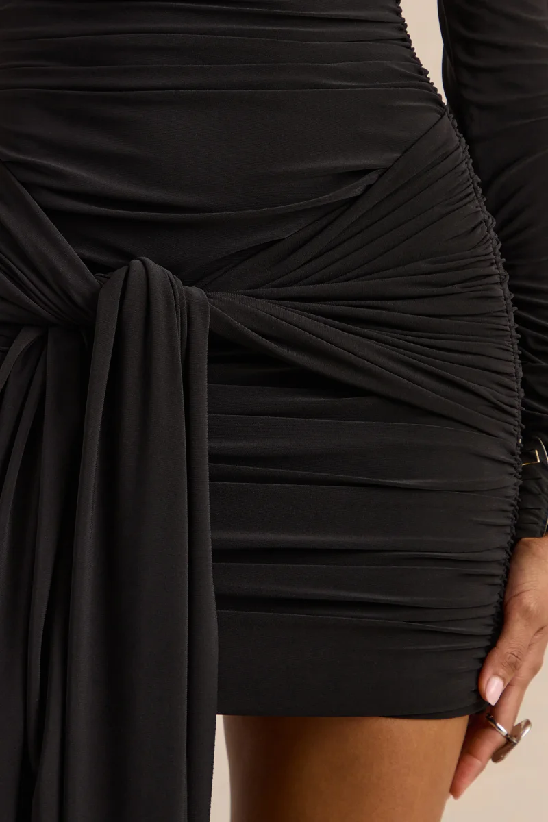Irissia | Vestido Corto Negro de Escote Asimétrico con Detalle de Nudo y Fajín - Imagen 7