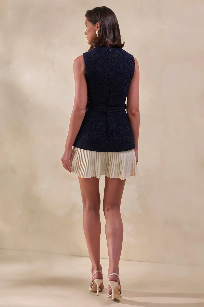 Anise | Vestido Corto Azul marino de Cuello Redondo con Cinturón con Bajo Plisado Blanco - Imagen 4