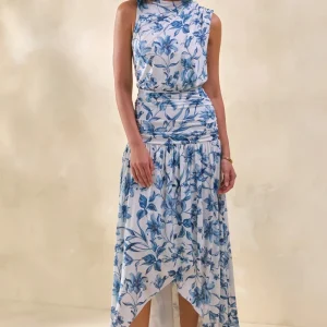 Myssara | Vestido Largo Azul Porcelana Con Cuello Alto Y Detalle Drapeado