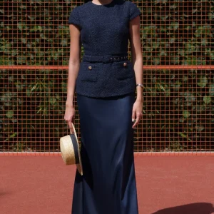 Whispera | Vestido Largo azul marino con cuello redondo, falda de satén y bolsillos