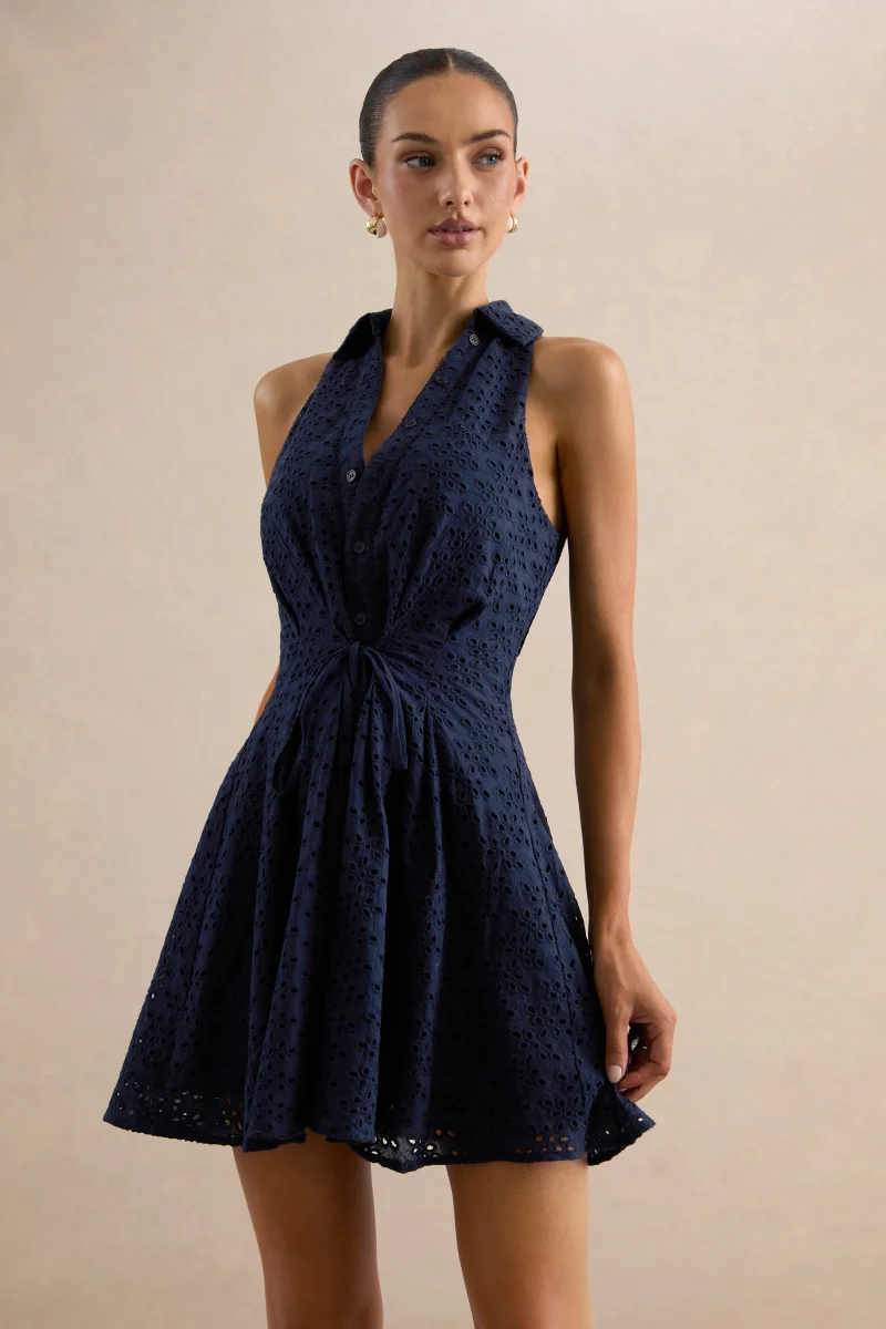 Zyraline | Vestido Corto Marino De Broderie Con Escote Pronunciado Y Detalle De Lazo - Imagen 4