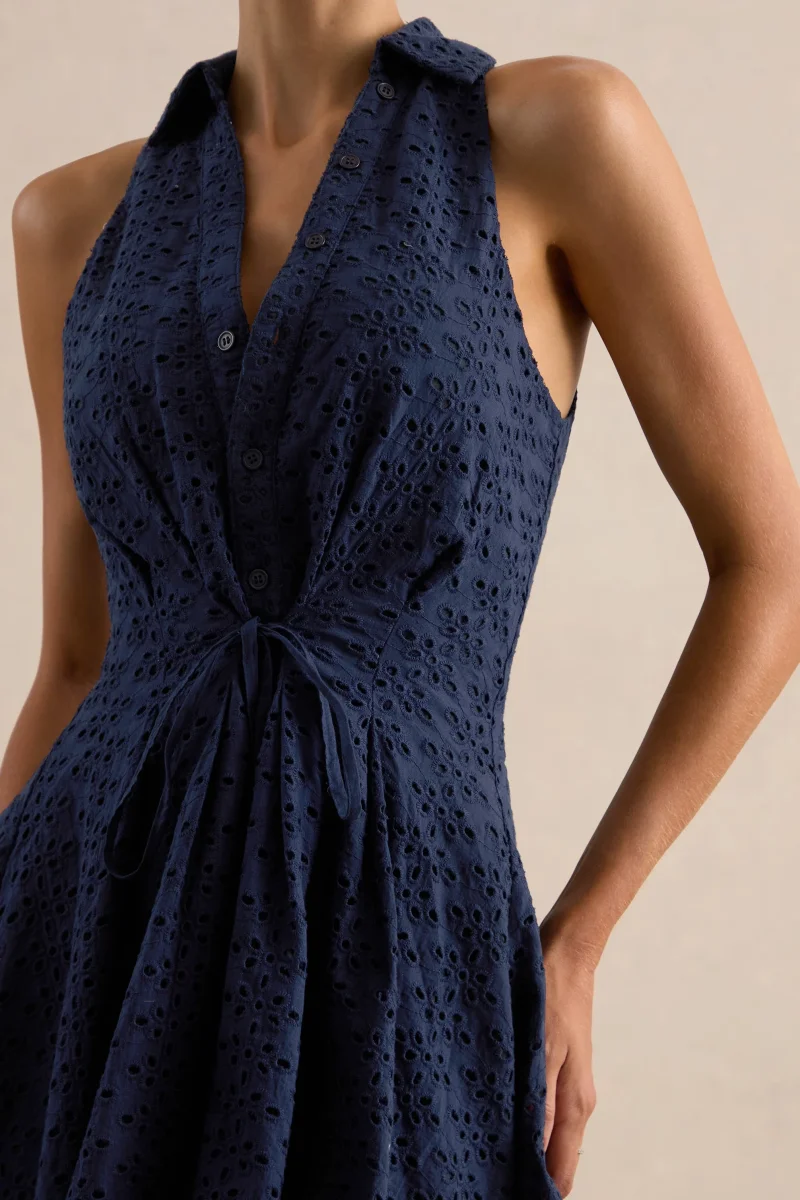 Zyraline | Vestido Corto Marino De Broderie Con Escote Pronunciado Y Detalle De Lazo - Imagen 5