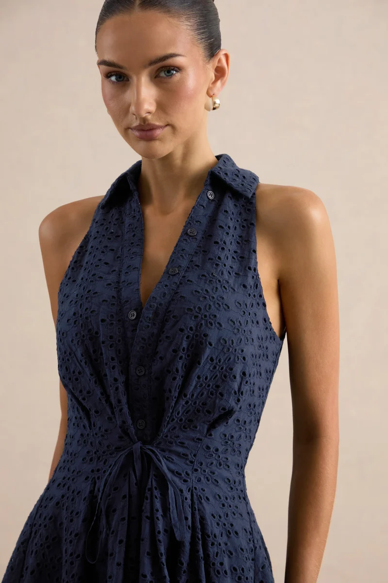 Zyraline | Vestido Corto Marino De Broderie Con Escote Pronunciado Y Detalle De Lazo - Imagen 6