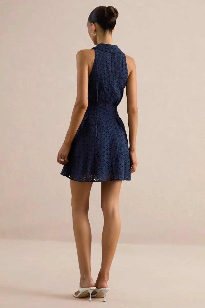 Zyraline | Vestido Corto Marino De Broderie Con Escote Pronunciado Y Detalle De Lazo - Imagen 7