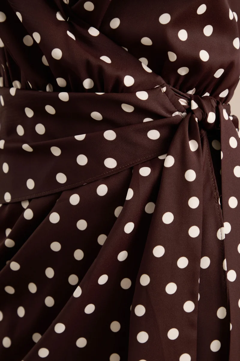 Amarosia | Vestido Camisero Midi Cruzado de Lunares Marrones - Imagen 7