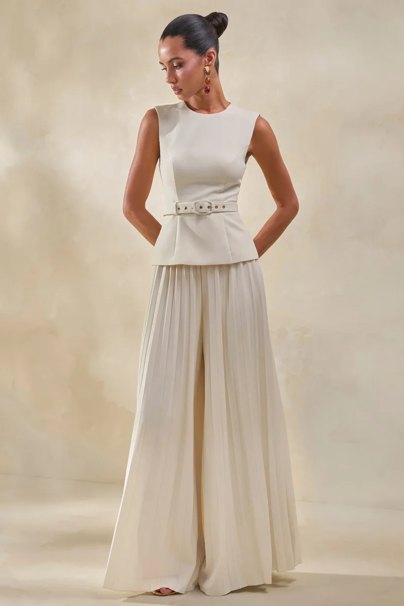 Karienne | Top Color Crema Con Cuello Redondo Y Detalle De Cinturón - Imagen 4