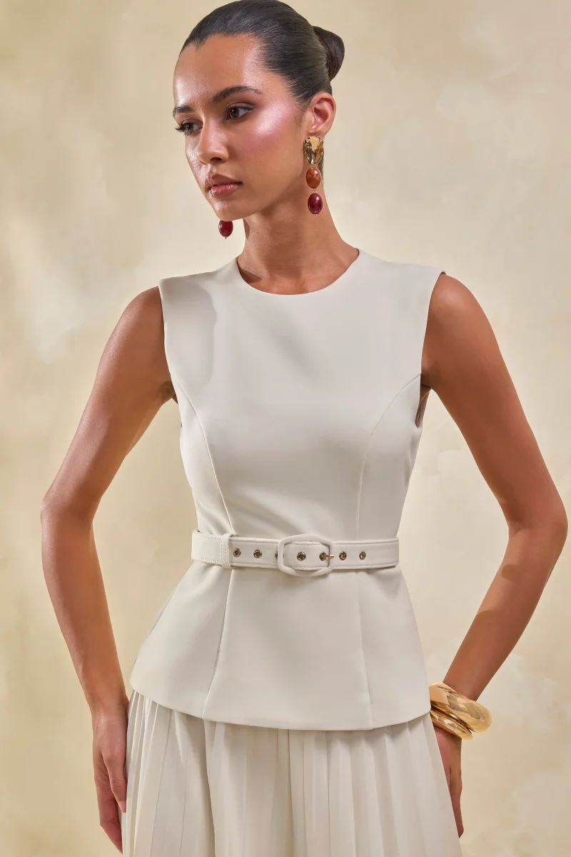 Karienne | Top Color Crema Con Cuello Redondo Y Detalle De Cinturón - Imagen 3