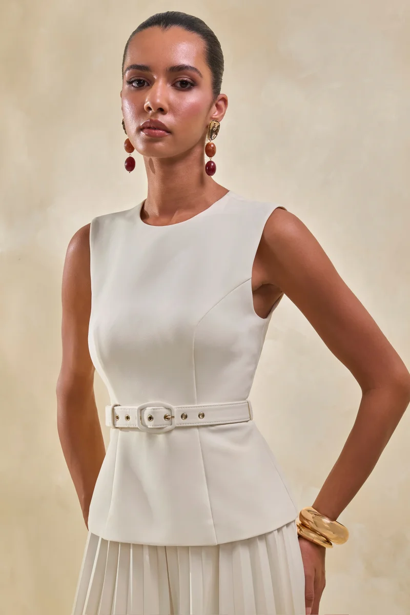 Karienne | Top Color Crema Con Cuello Redondo Y Detalle De Cinturón - Imagen 8