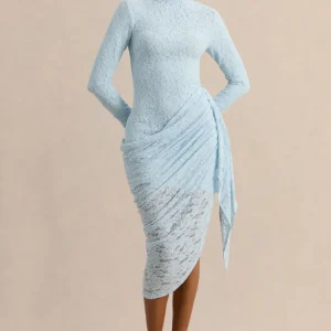 Laureline | Vestido Midi de encaje azul empolvado con cuello redondo, detalle drapeado y bajo asimétrico