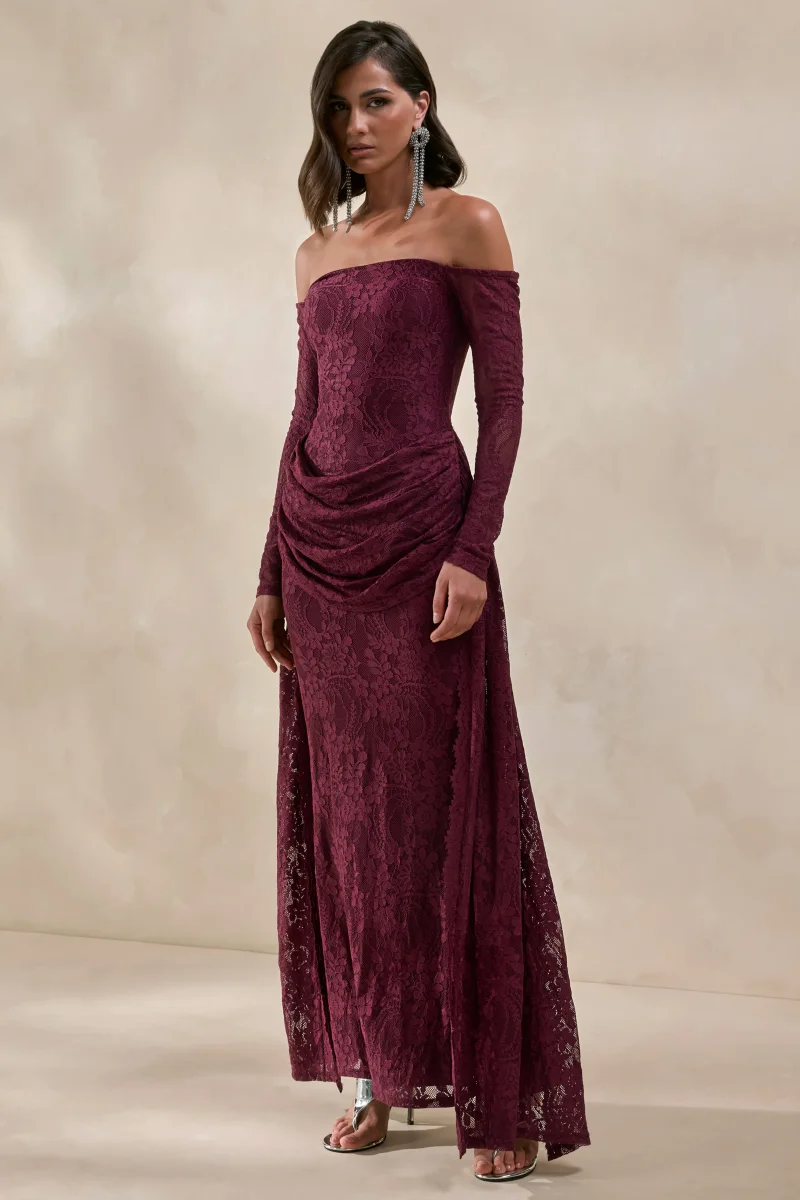 Parisse | Vestido Largo Burdeos De Encaje Con Escote Bardot Y Detalles Drapeados - Imagen 5