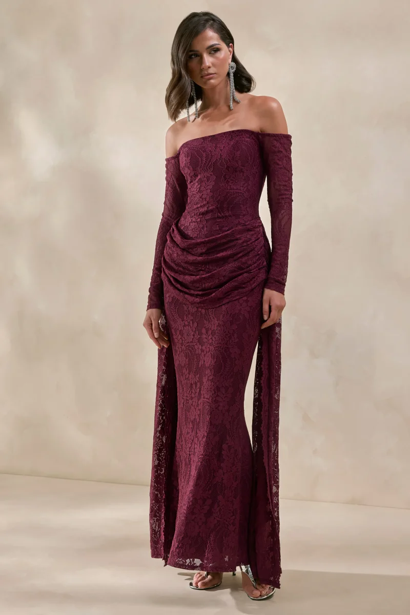 Parisse | Vestido Largo Burdeos De Encaje Con Escote Bardot Y Detalles Drapeados - Imagen 6