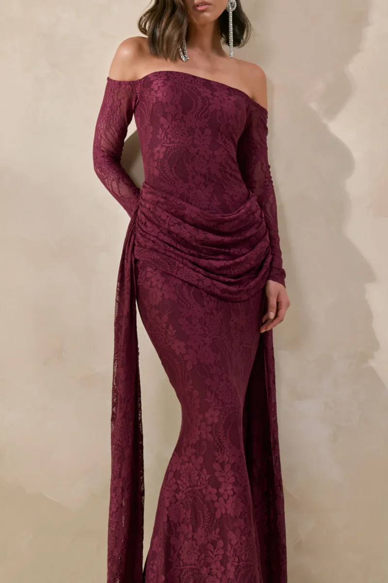 Parisse | Vestido Largo Burdeos De Encaje Con Escote Bardot Y Detalles Drapeados - Imagen 4